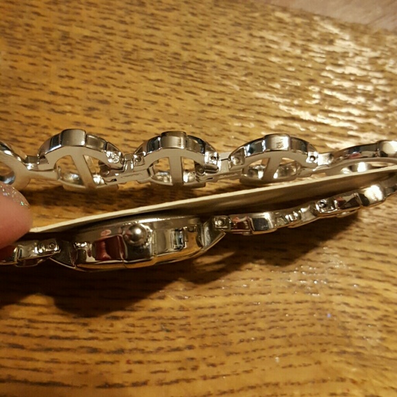 Avon Silvertone Circle Watch-needs battery - Picture 3 of 4