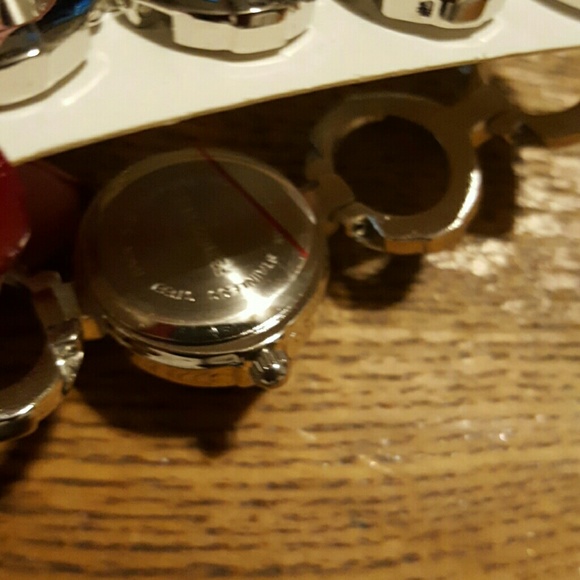 Avon Silvertone Circle Watch-needs battery - Picture 4 of 4