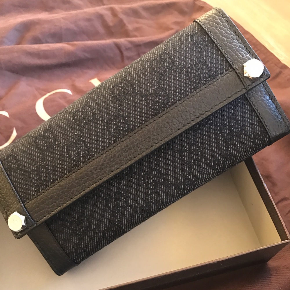 Gucci wallet 100% Authentic