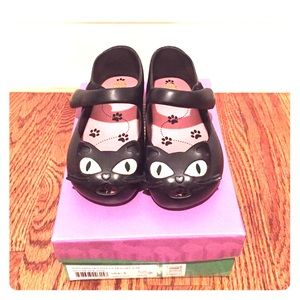 Mini Melissa toddler girl cat shoes.