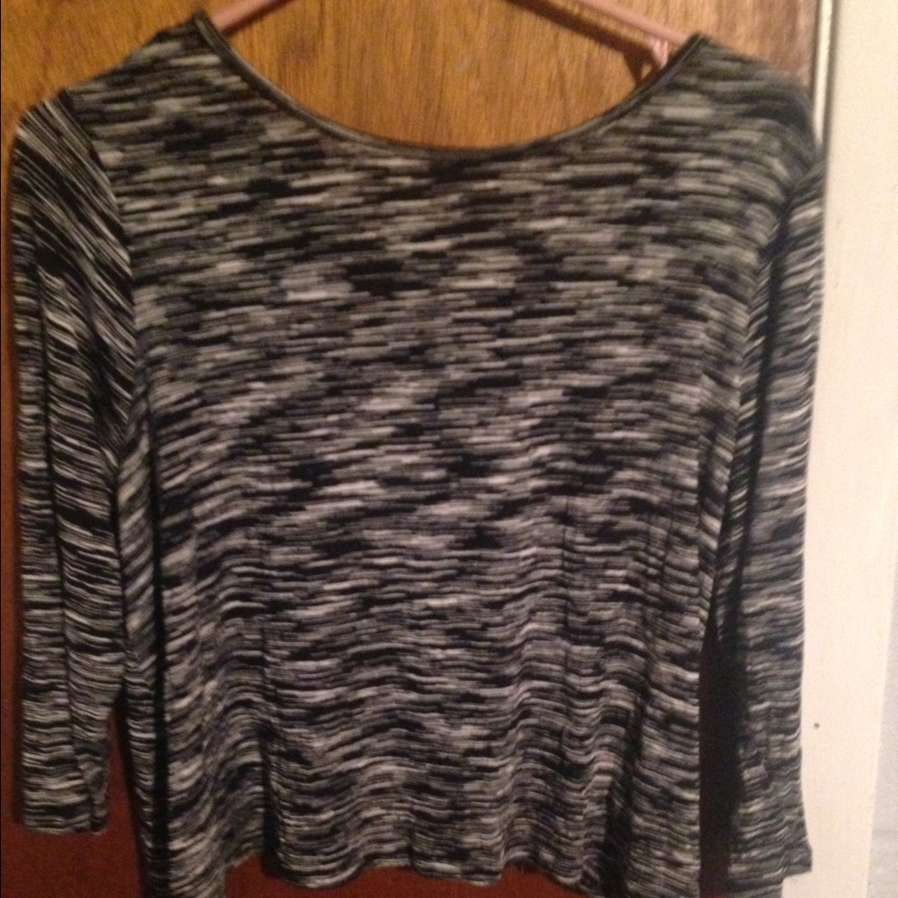 Quarter sleeve slightly cropped shirt open back