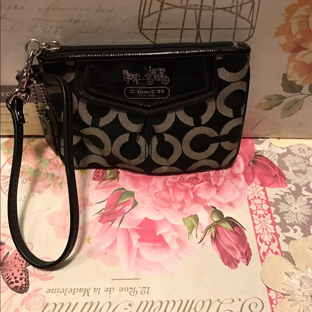 👜🎒Coach wristlet..make an offer!