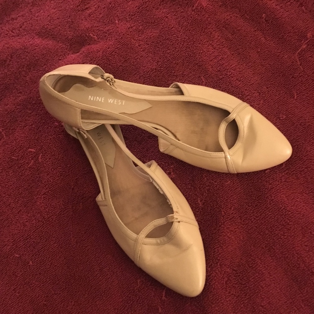 Beautiful flats with leather soles