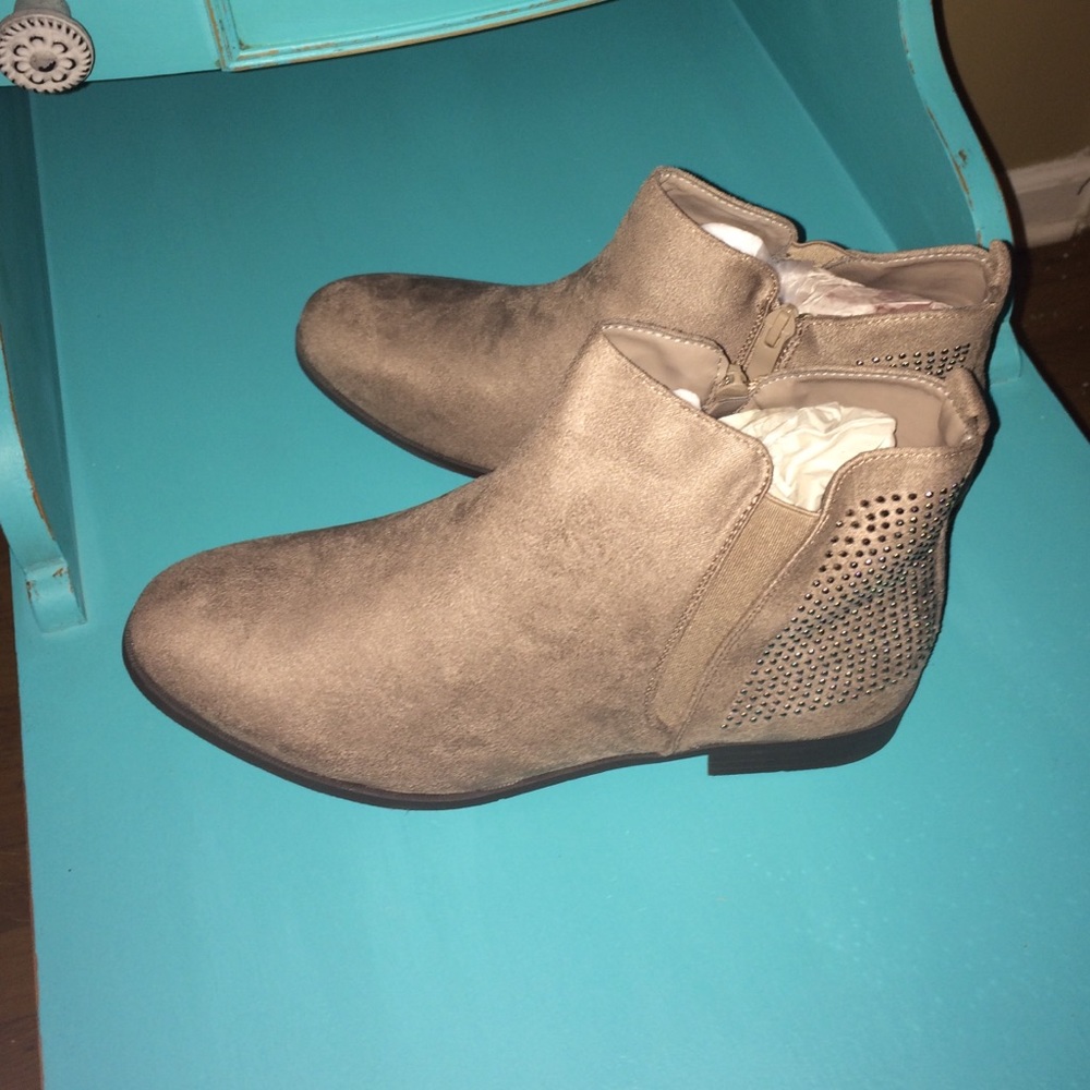 Ankle high tan suede boot