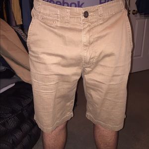 Men's tan khaki shorts.
