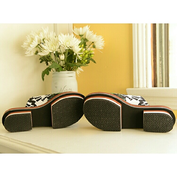 ONE LEFT: Nature's Divide Neoprene Sandals - Picture 4 of 4