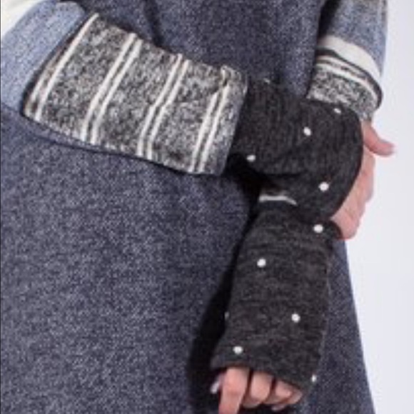 ‼️SOLD‼️Cowl Neck w/ Contrasting Sleeves. - Picture 2 of 4