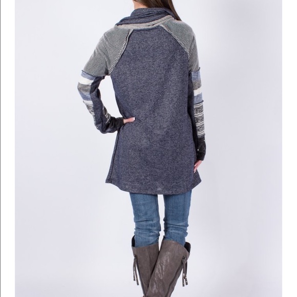 ‼️SOLD‼️Cowl Neck w/ Contrasting Sleeves. - Picture 3 of 4