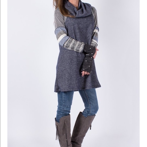 ‼️SOLD‼️Cowl Neck w/ Contrasting Sleeves. - Picture 4 of 4