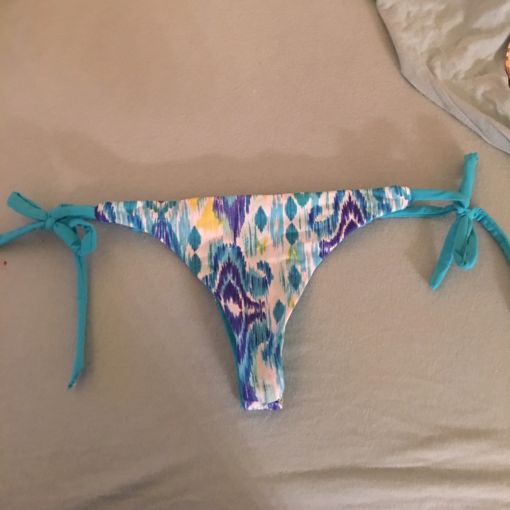 Thong bikini bottoms