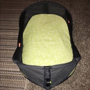 Foldable travel bassinet
