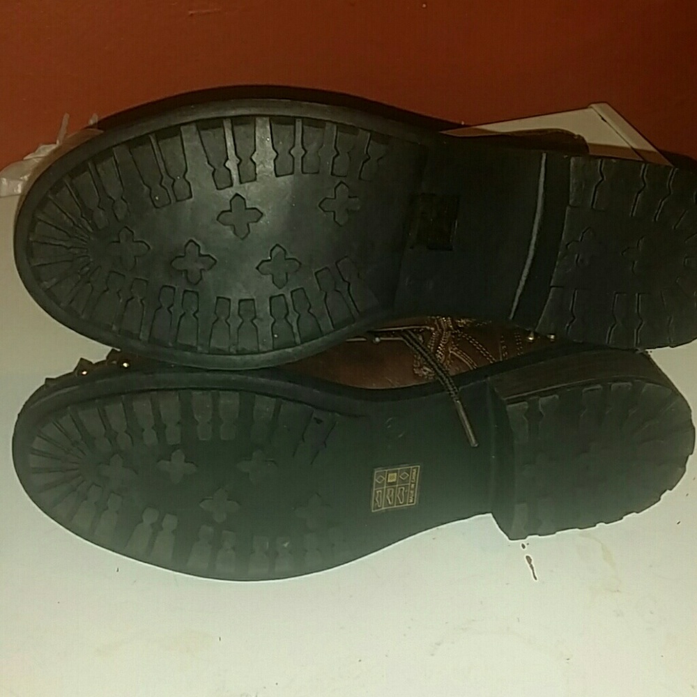 Boots - Picture 4 of 4