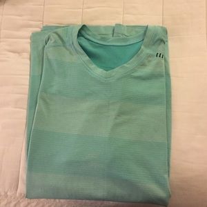 New men's lulu lemon tshirt size M