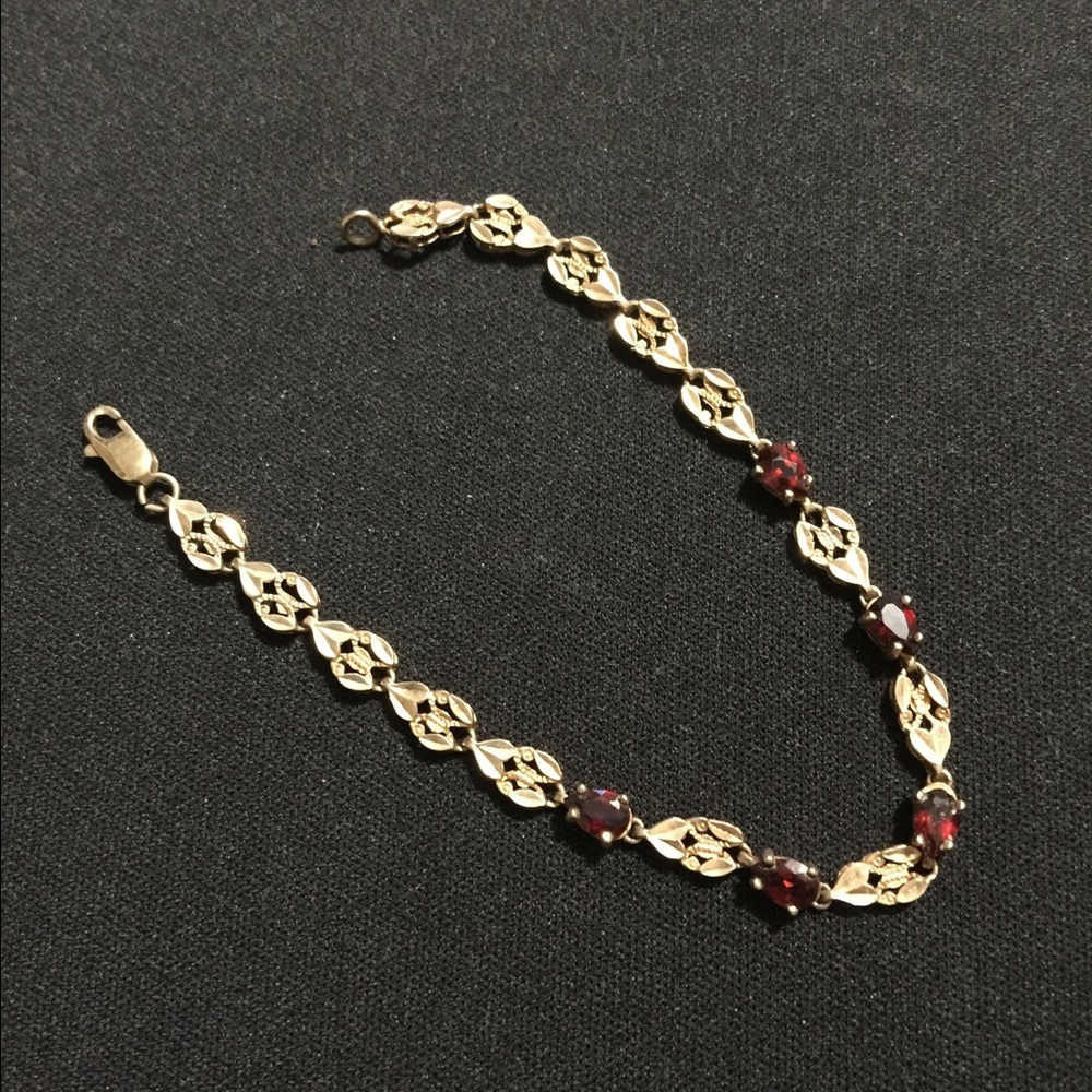 Gold Bracelet with Garnet stone