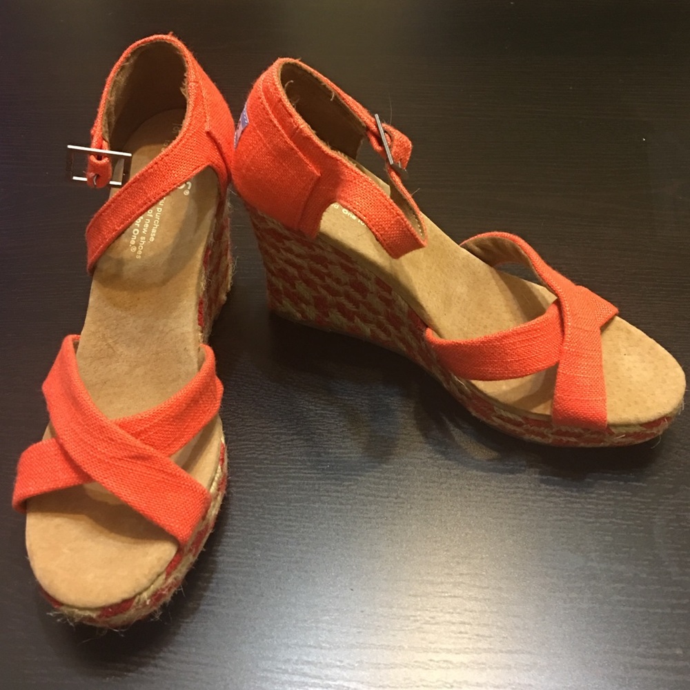 Toms strapping wedge sandle 6.5.. never worn.