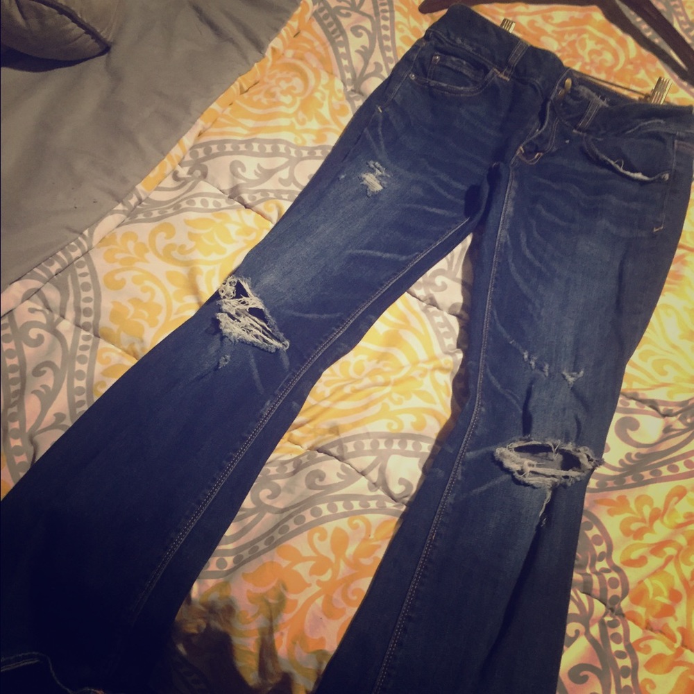 American Eagle low rise destroyed jeans size 4