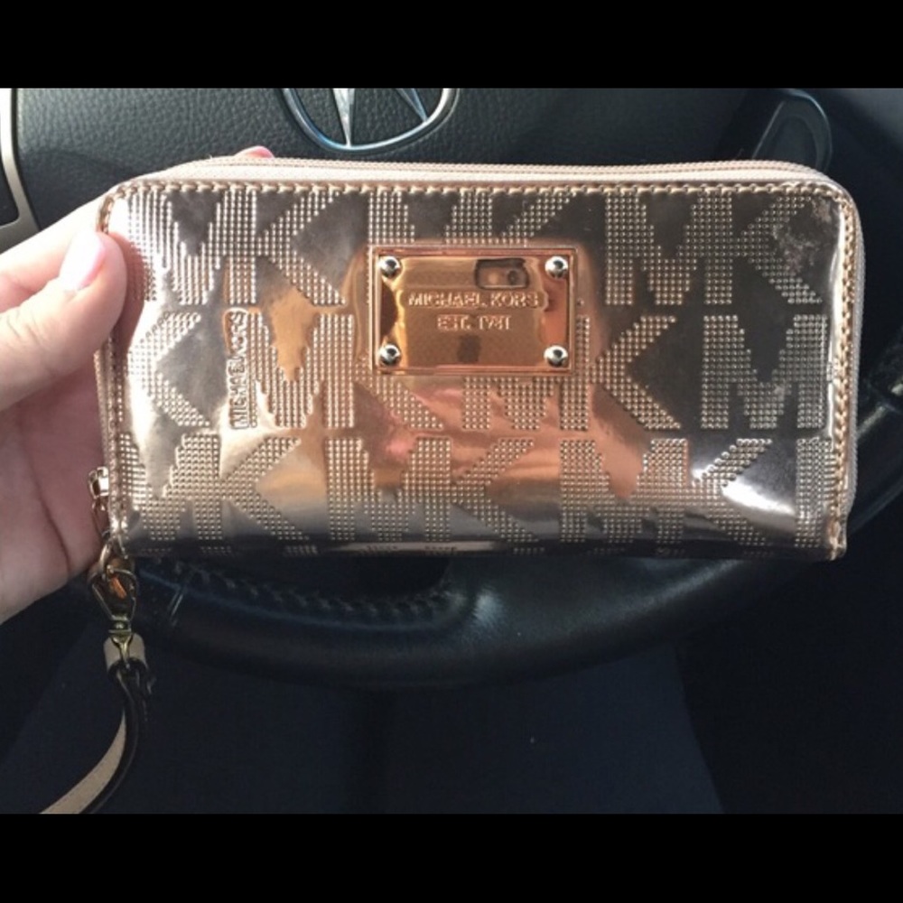 Michael kors rose gold wristlet
