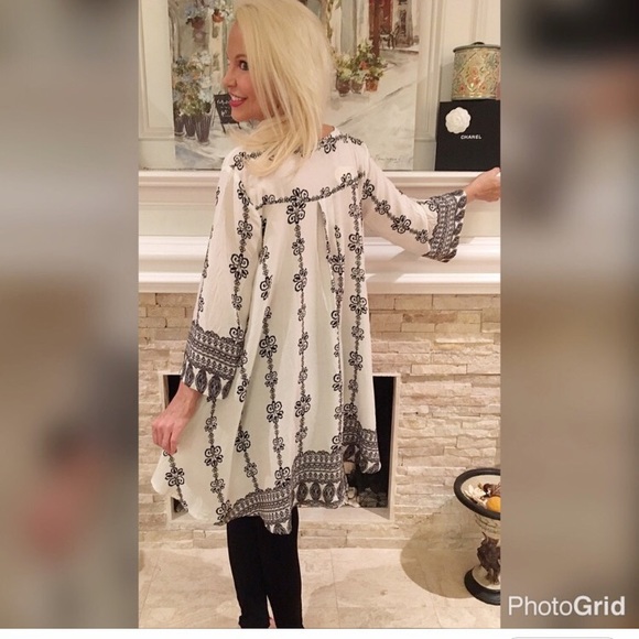 Keyhole top hi lo tunic with pockets! - Picture 2 of 2