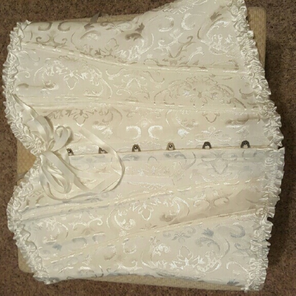 EUC. White Corset! Fits up to size 36D
