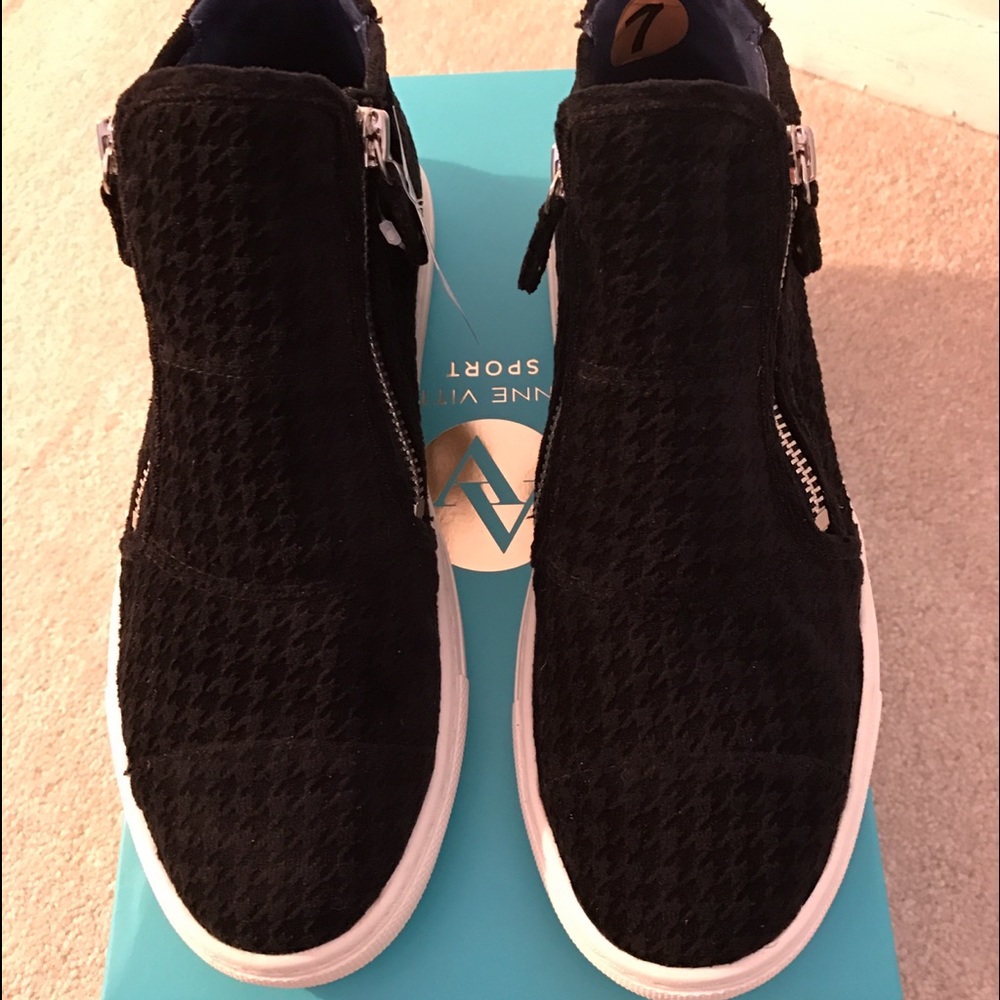 🎀 Women's size 7 sneakers🖤🎀