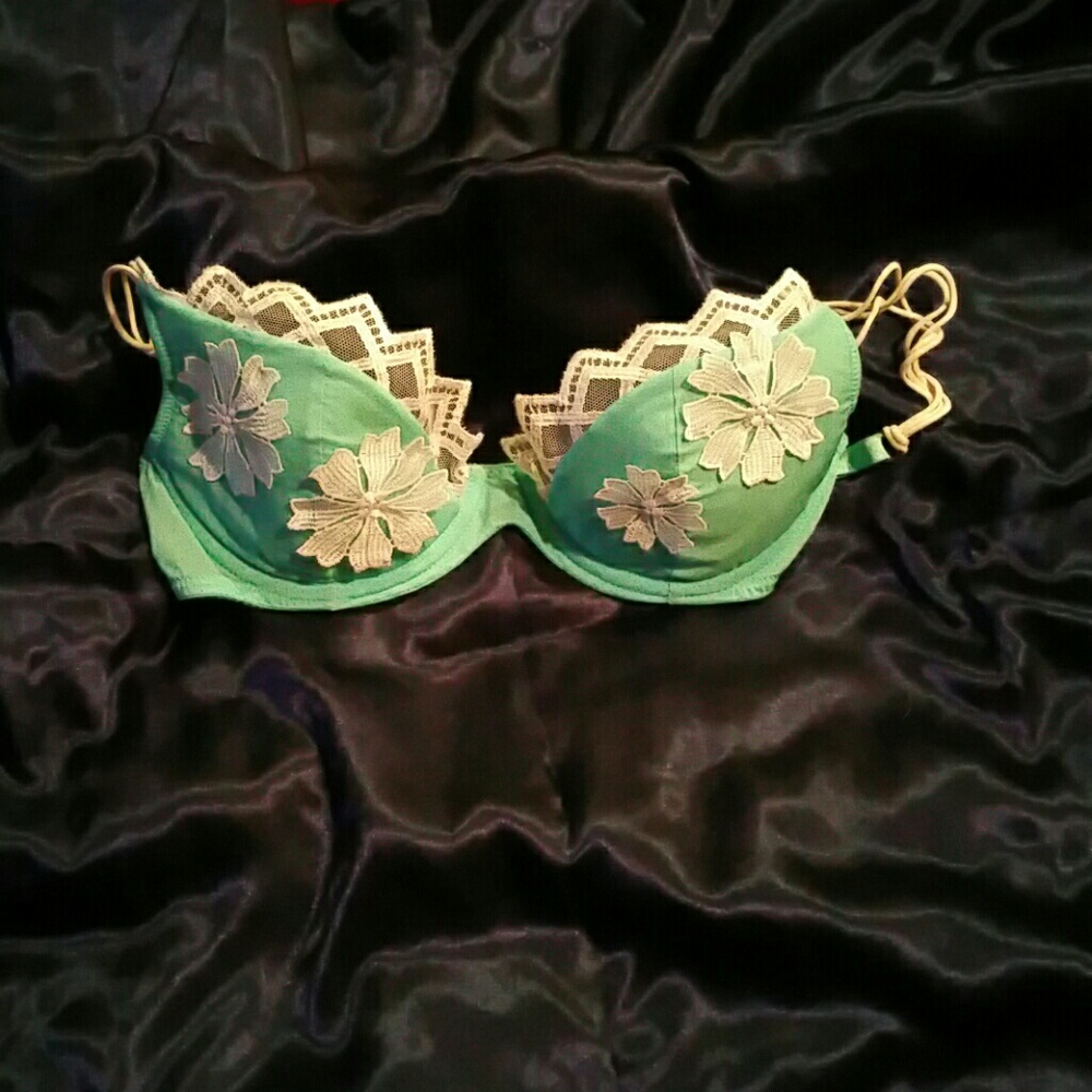 Ravage Bra. Fits more like 34B