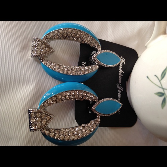 Gina's Closet statement earrings - Picture 3 of 4
