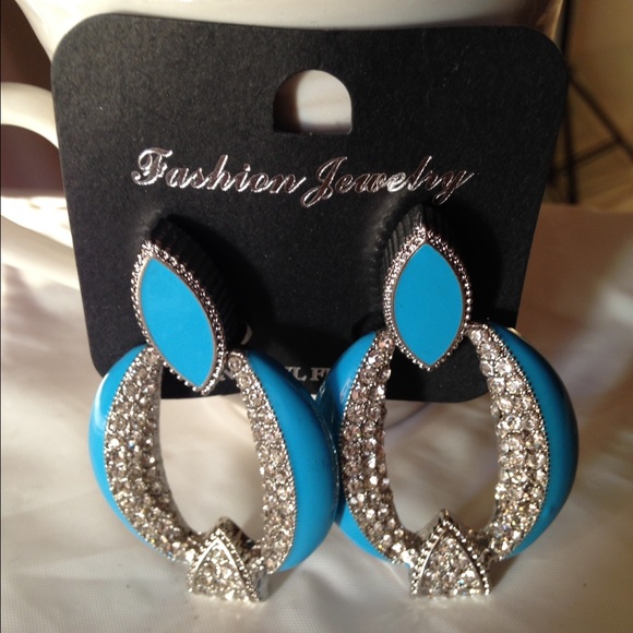 Gina's Closet statement earrings - Picture 4 of 4