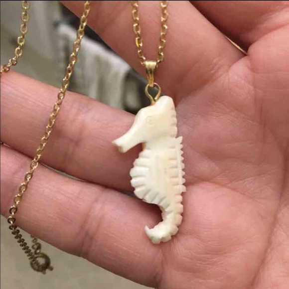 Carved ox bone seahorse pendant - Picture 2 of 4
