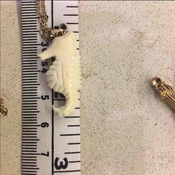 Carved ox bone seahorse pendant - Picture 3 of 4