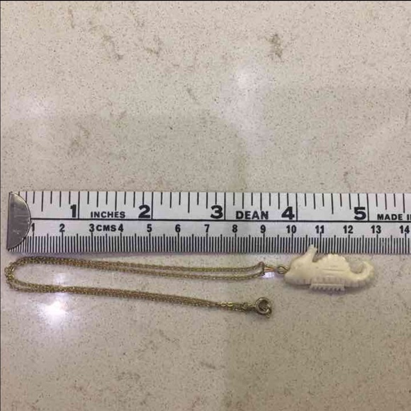 Carved ox bone seahorse pendant - Picture 4 of 4