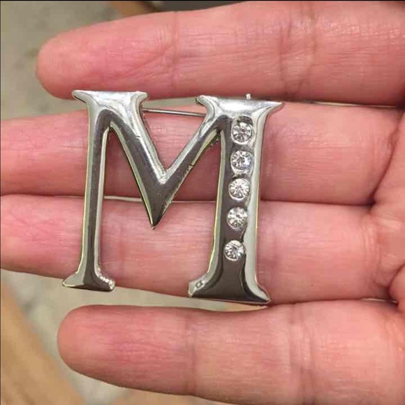 Fashion silver tone "M brooch - Picture 2 of 3