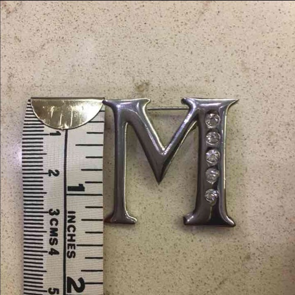 Fashion silver tone "M brooch - Picture 3 of 3