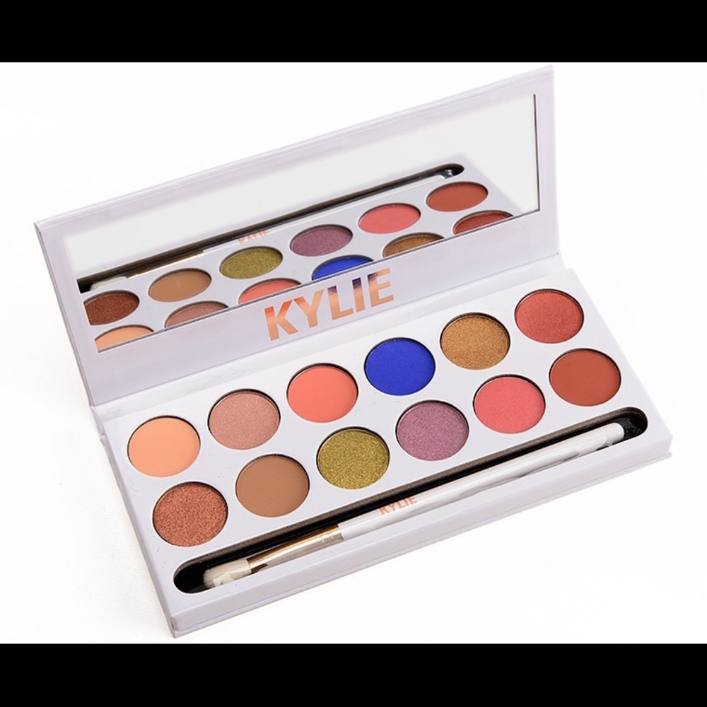 Kylie royal peach eye shadow (SOLD)