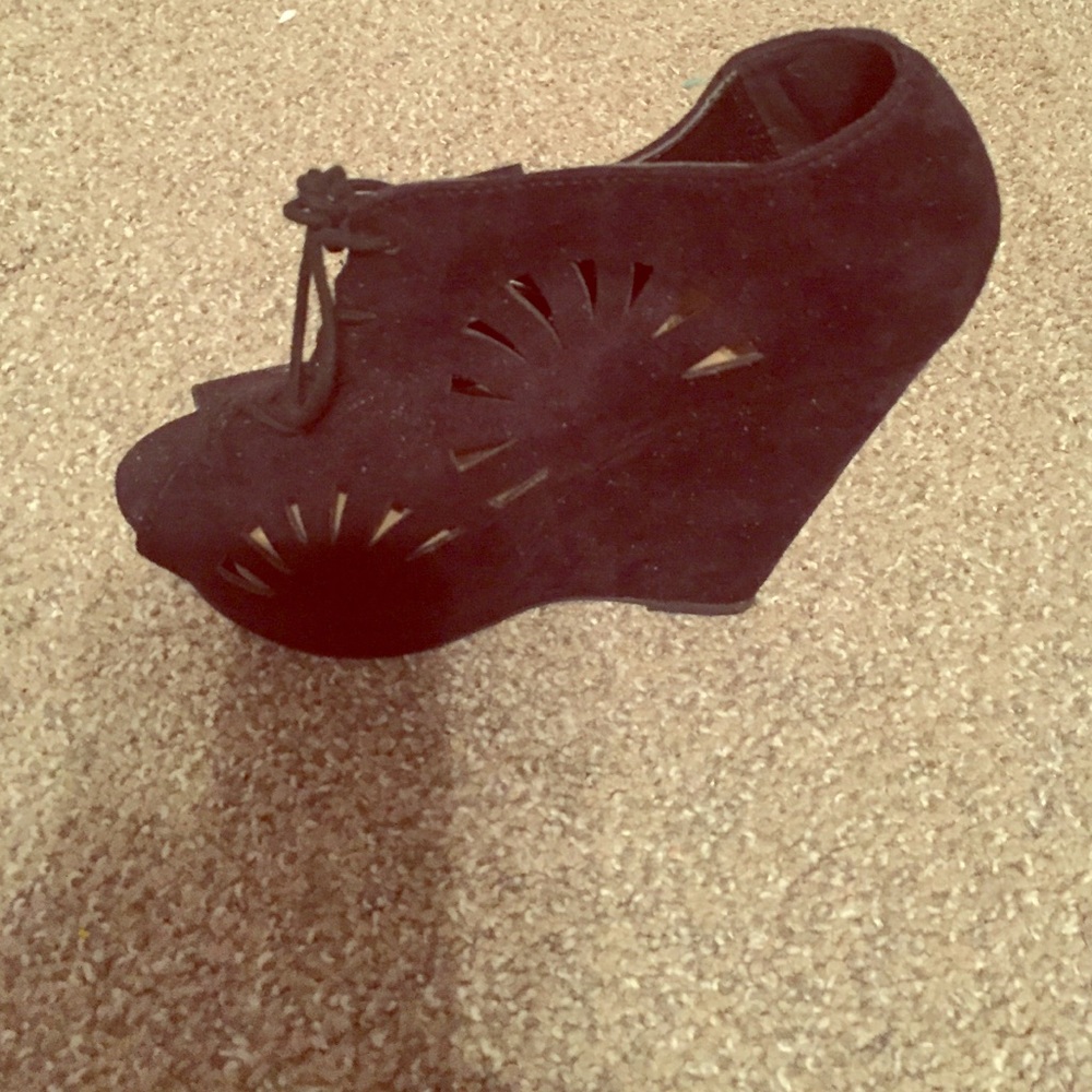 Women's black peep toe platform shoes.