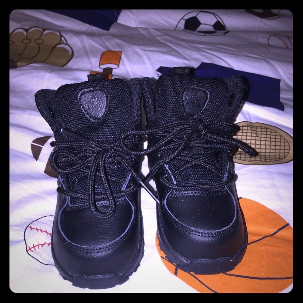 Boy's black Nikes 7