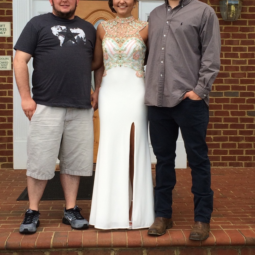 ❗️NEED GONE ❗️GORGEOUS WHITE PROM DRESS