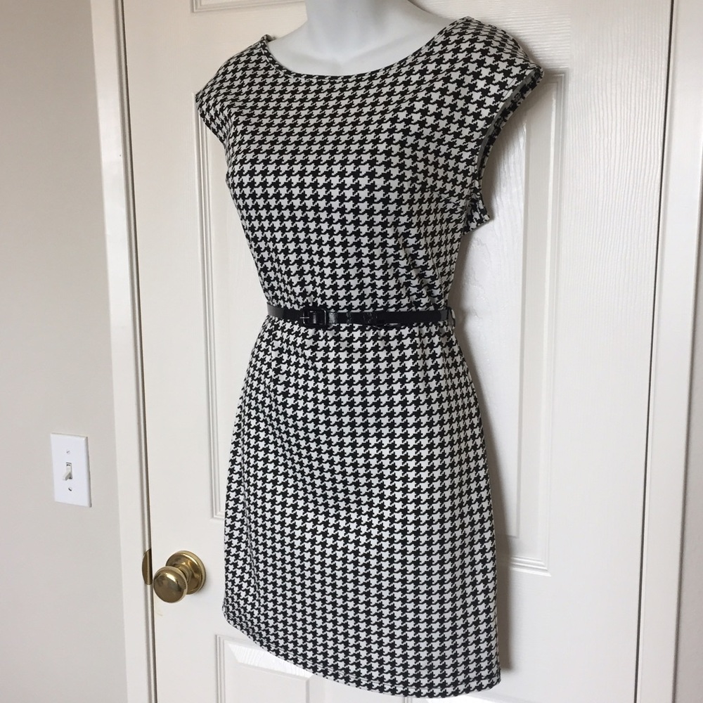 Houndstooth stretchy cap sleeve mini sheath dress