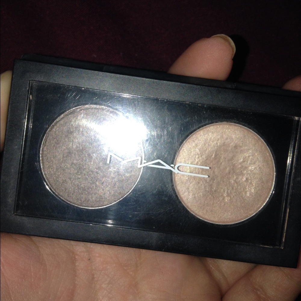 Mac eyeshadow duo- naked lunch & satin taupe