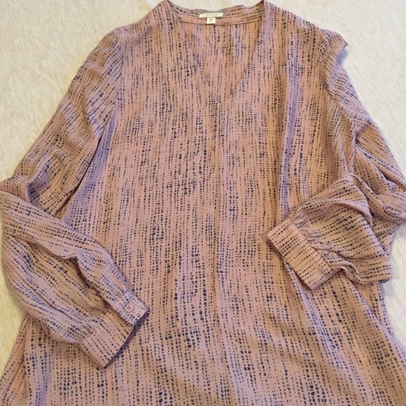 Blouse with design and button wrists - Picture 2 of 5