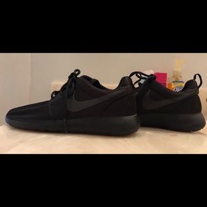 Size 7.5 women's black nike roshe
