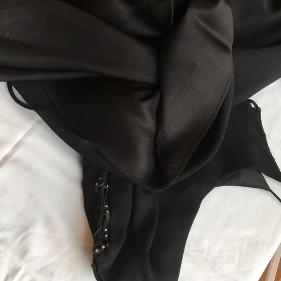 Black gown size 12 - Picture 6 of 15