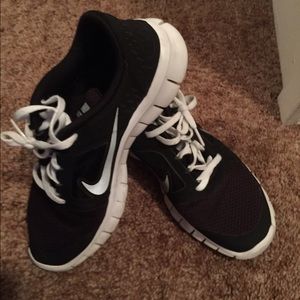 Women's Nike shoes size 7y in kids so 8 women's