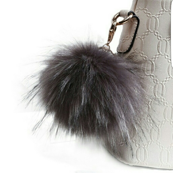 Furry Pom pom keychain - Picture 2 of 4