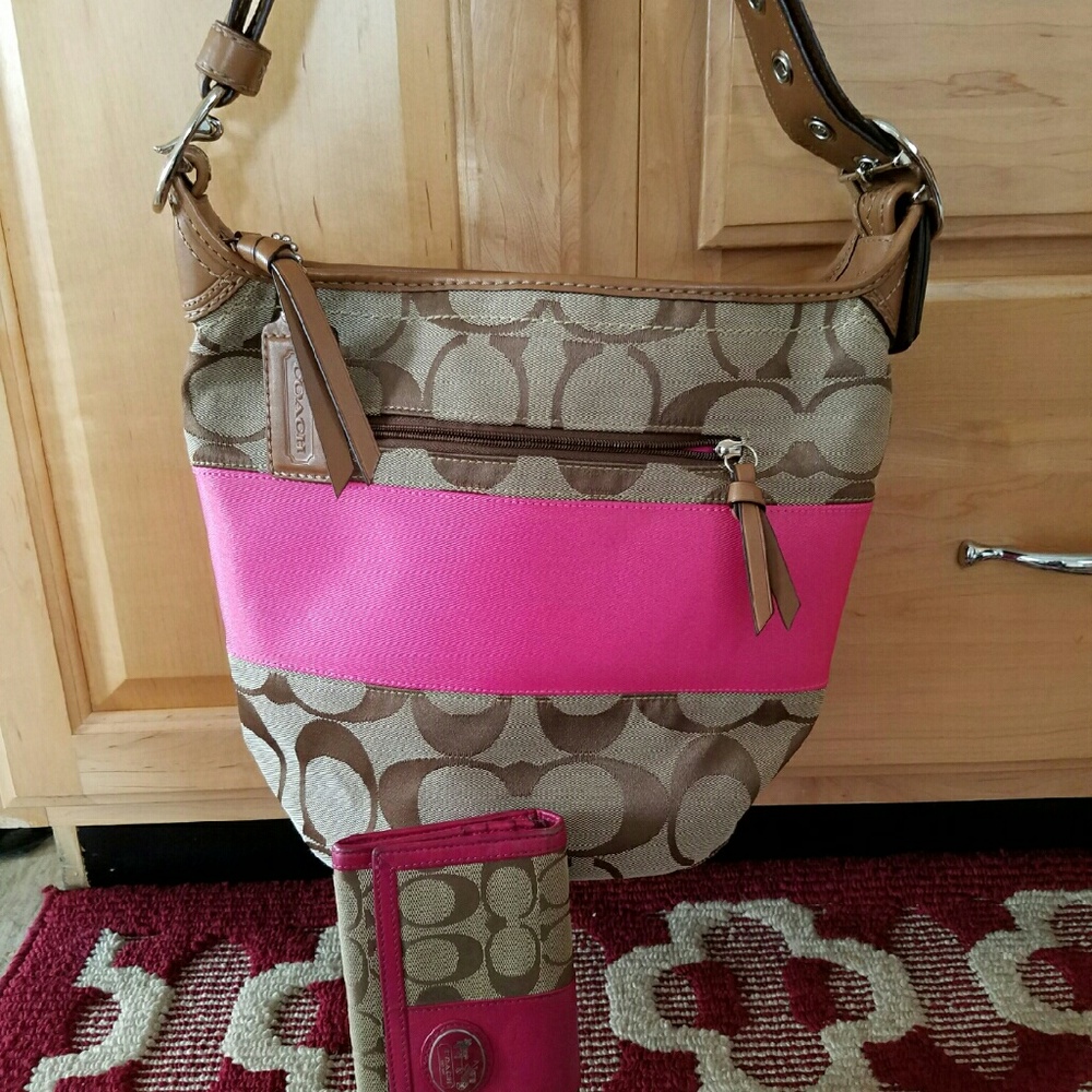 Coach purse medium size