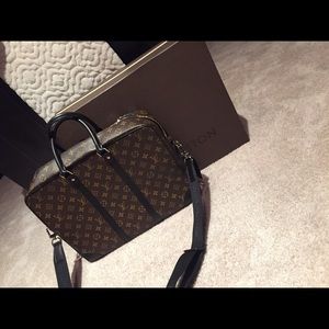 Louis Vuitton messenger for sale!!