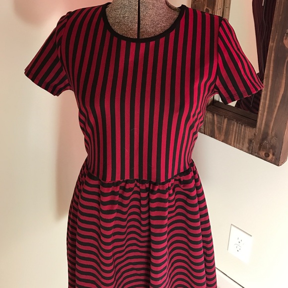 Red and black stripe zipper back skater dress - Picture 2 of 3