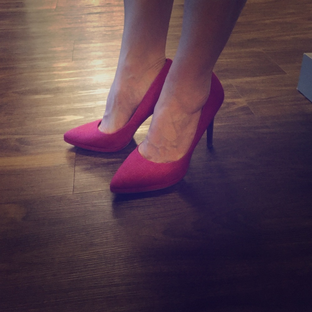 Charles David magenta pump