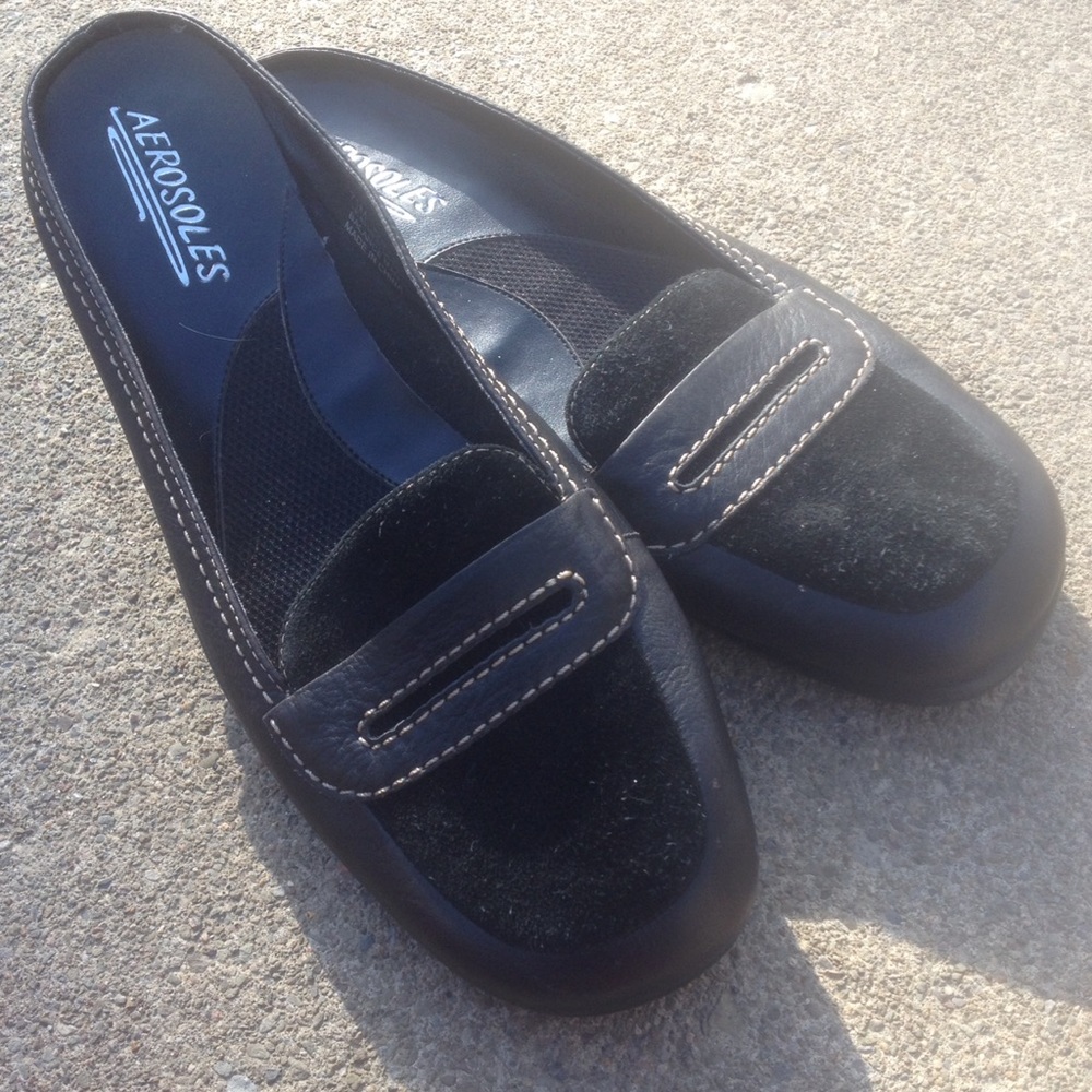 Women's Aerosoles Black Leather Slip On's 7.5M