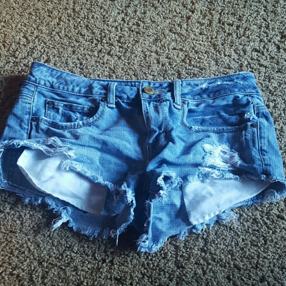 AMERICAN EAGLE distressed denim shorts