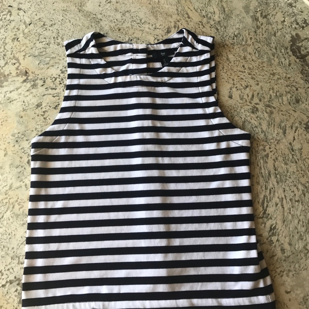 Sleeveless shirt